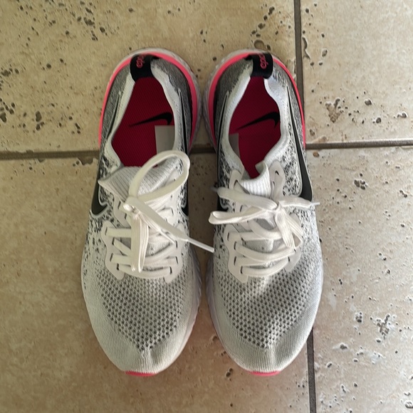Nike Women’s Epic React Flyknit Size 9 - Picture 8 of 8